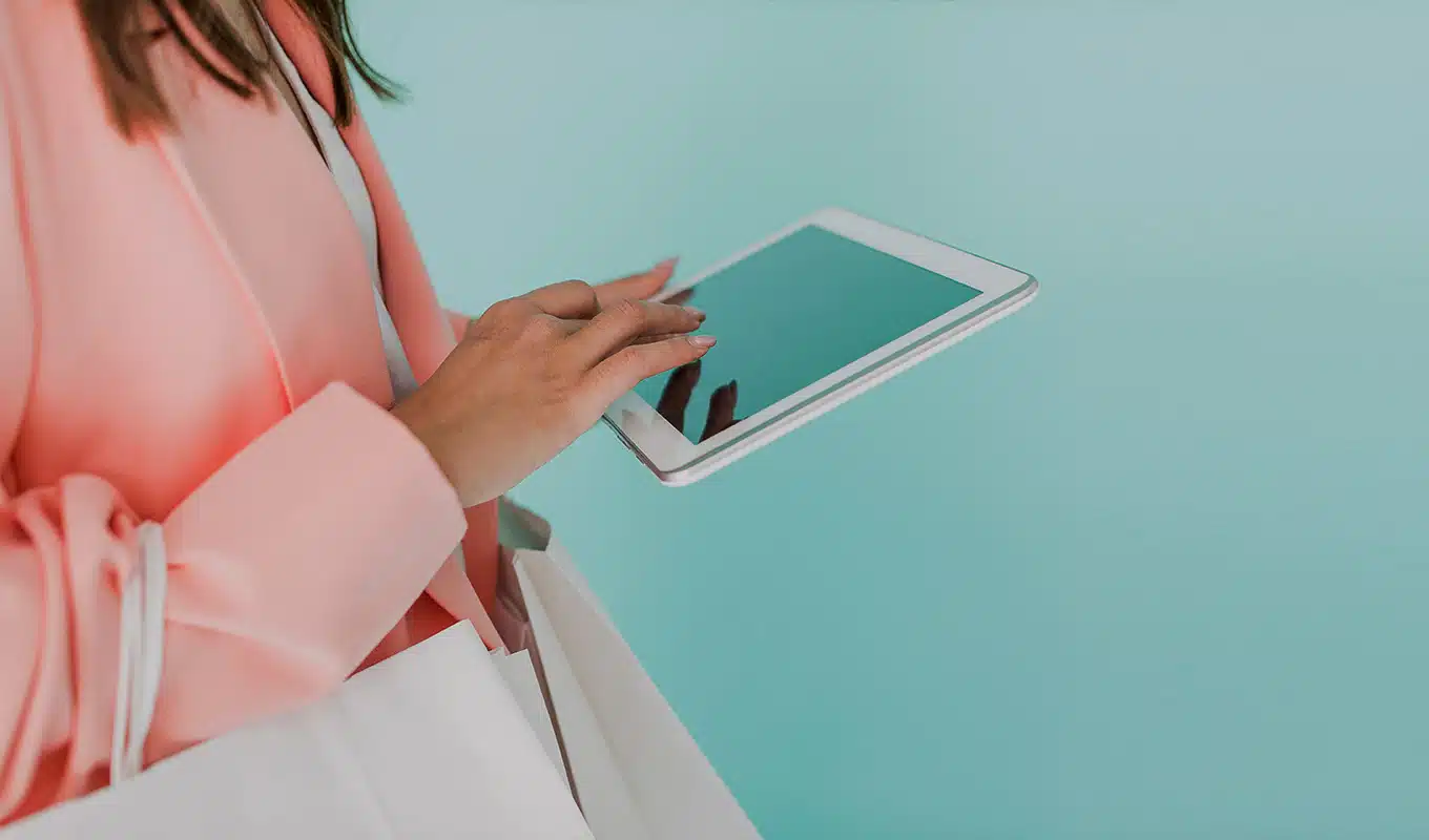 Femme qui consulte une tablette
