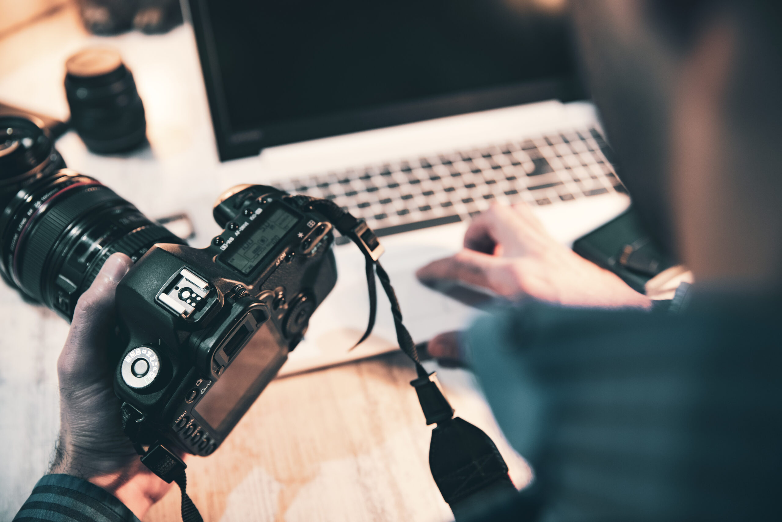 Photographe devant son ordinateur
