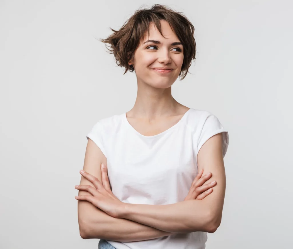 Femme souriante avec tee shirt blanc