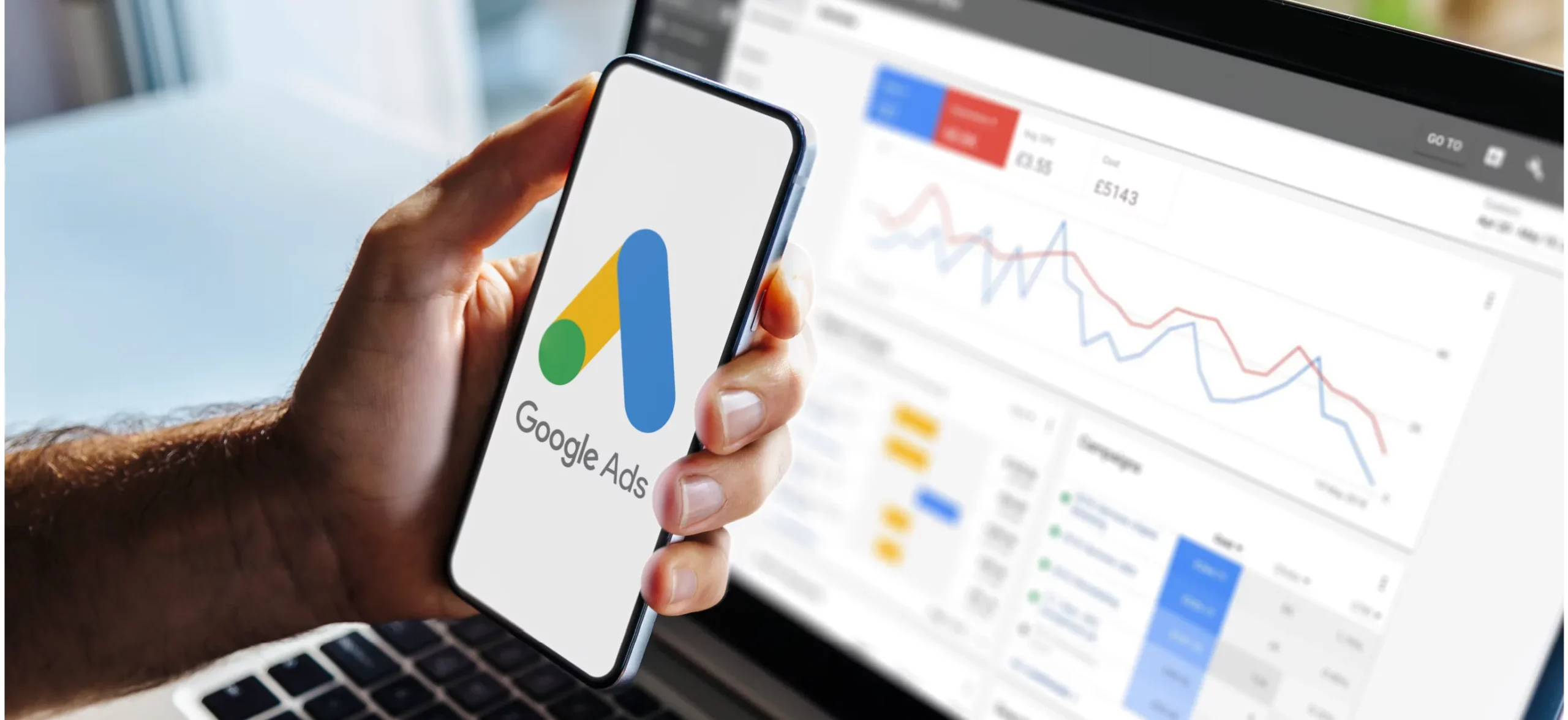 Ordinateur et smartphone avec reporting Google Ads