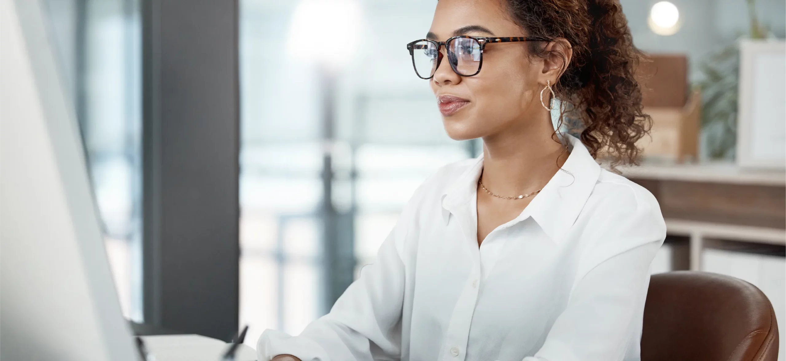 Femme qui travaille sur ordinateur