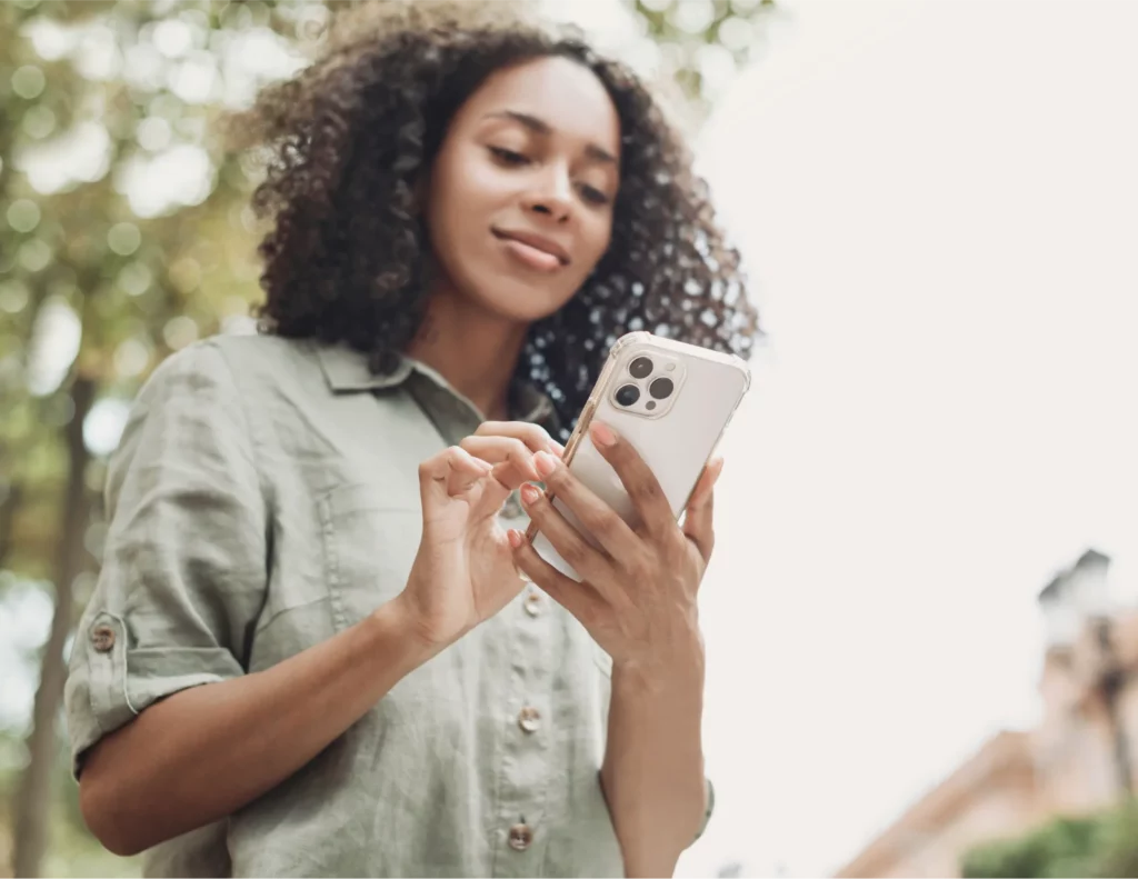 Femme joyeuse qui consulte son smartphone